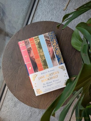 Jane Austen's Bookshelf: The women writers who shaped a legend - Rebecca Romney [KSIĄŻKA]