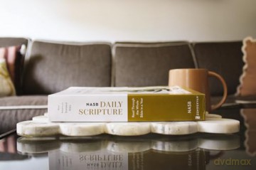 NASB, Daily Scripture, Paperback, White/Olive, 1995 Text, Comfort Print: 365 Days to Read Through the Whole Bible in a Year - Zondervan [KSIĄŻKA]