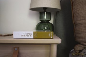 NASB, Daily Scripture, Paperback, White/Olive, 1995 Text, Comfort Print: 365 Days to Read Through the Whole Bible in a Year - Zondervan [KSIĄŻKA]