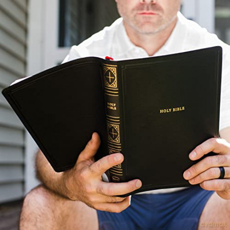 NKJV Holy Bible, Giant Print Thinline Bible, Black Leathersoft, Red Letter, Comfort Print: New King James Version: Holy Bible, New King James Version - Thomas Nelson [KSIĄŻKA]