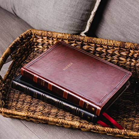 NKJV Holy Bible, Giant Print Thinline Bible, Black Leathersoft, Red Letter, Comfort Print: New King James Version: Holy Bible, New King James Version - Thomas Nelson [KSIĄŻKA]