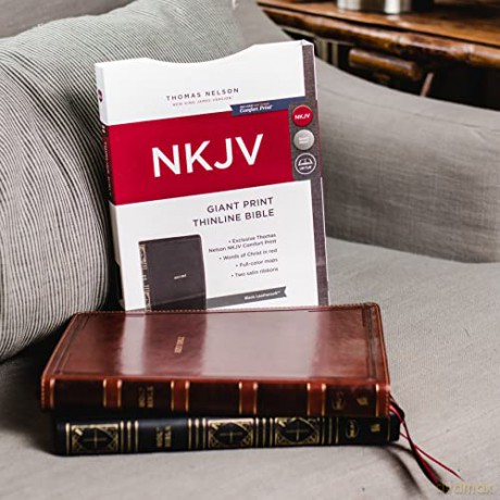 NKJV Holy Bible, Giant Print Thinline Bible, Black Leathersoft, Red Letter, Comfort Print: New King James Version: Holy Bible, New King James Version - Thomas Nelson [KSIĄŻKA]