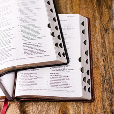 NKJV Holy Bible, Giant Print Thinline Bible, Black Leathersoft, Red Letter, Comfort Print: New King James Version: Holy Bible, New King James Version - Thomas Nelson [KSIĄŻKA]