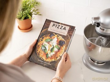 Pizza: The Ultimate Cookbook Featuring More Than 300 Recipes (Interviews With World-Famous Pizzaiolos And Delectable Recipes) (Ultimate Cookbooks) - Barbara Caracciolo [KSIĄŻKA]