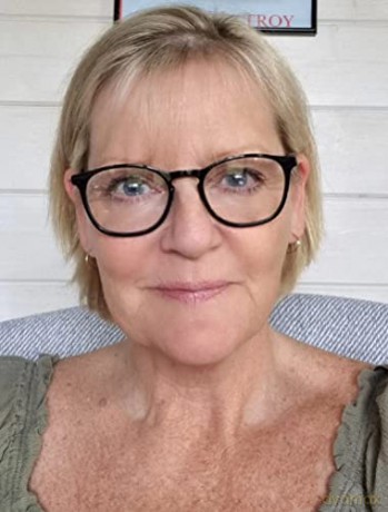 Secrets and Sunshine by the Sunflower Cliffs: A beautiful, feel-good, romantic read from Georgina Troy (Sunflower Cliffs, 2) - Georgina Troy [KSIĄŻKA]