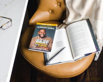 Take Your Seat at the Table: Live an Authentic Life of Abundance, Wellness, and Freedom - Anthony O'Neal [KSIĄŻKA]