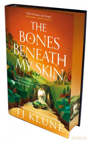 The Bones Beneath My Skin: The Sunday Times bestselling story of found family in peril - TJ Klune [KSIĄŻKA]
