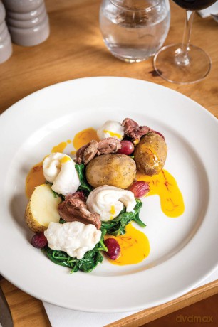 The Cornish Cook Book: A celebration of the amazing food and drink on our doorstep.: 37 (Get Stuck In) - Katie Fisher [KSIĄŻKA]