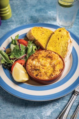 The Cornish Cook Book: A celebration of the amazing food and drink on our doorstep.: 37 (Get Stuck In) - Katie Fisher [KSIĄŻKA]