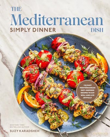 The Mediterranean Dish: Simply Dinner: 125 Easy Mediterranean Diet-Inspired Recipes to Eat Well and Live Joyfully: A Cookbook - Suzy Karadsheh [KSIĄŻKA]
