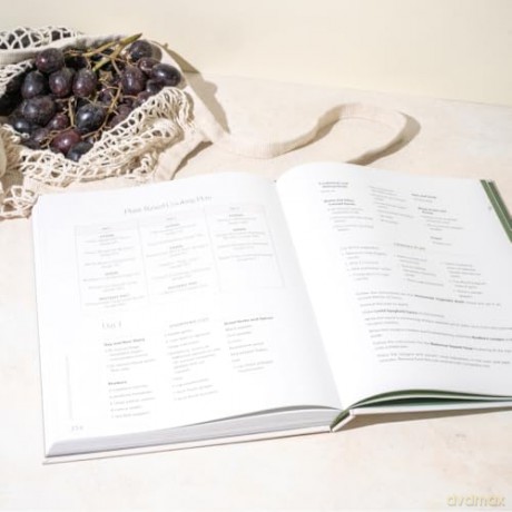 The Postpartum Nutrition Cookbook: 100+ Nourishing Recipes for New Moms in the First 40 Days and Beyond (Pregnancy Gifts for Expecting Mom) - Diana Licalzi [KSIĄŻKA]
