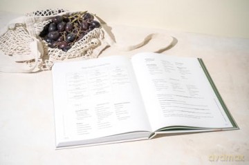 The Postpartum Nutrition Cookbook: 100+ Nourishing Recipes for New Moms in the First 40 Days and Beyond (Pregnancy Gifts for Expecting Mom) - Diana Licalzi [KSIĄŻKA]