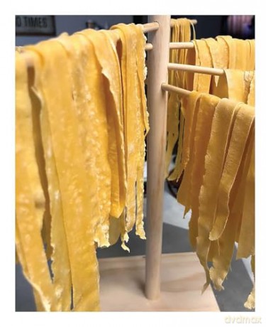 The Self-Reliant Kitchen: From-Scratch Sourdough Breads, Homemade Cheese, and Farm-to-Table Meals - Michelle Mullennix [KSIĄŻKA]