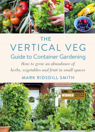 The Vertical Veg Guide to Container Gardening: How to Grow an Abundance of Herbs, Vegetables and Fruit in Small Spaces (Winner - Garden Media Guild Practical Book of the Year Award) - Mark Ridsdill Smith [KSIĄŻKA]