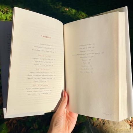 To Tend and To Hold: Honoring Our Bodies, Our Needs, and Our Grief Through Pregnancy and Infant Loss - Eileen S. Rosete [KSIĄŻKA]