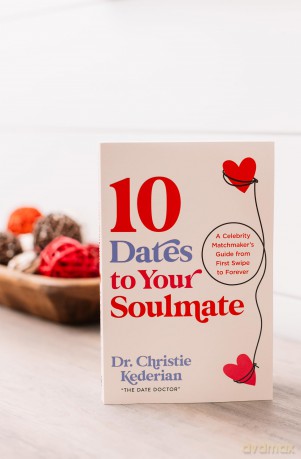 10 Dates to Your Soulmate: A Celebrity Matchmaker's Guide from First Swipe to Forever [KSIĄŻKA]