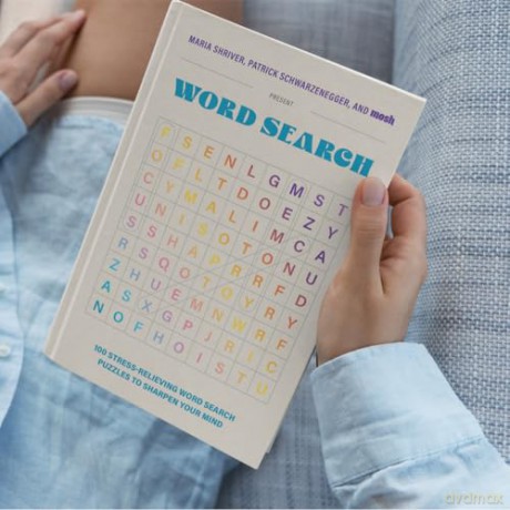 100 Stress-Relieving Word Search Puzzles to Sharpen Your Mind: Presented by Maria Shriver, Patrick Schwarzenegger, and MOSH [KSIĄŻKA]
