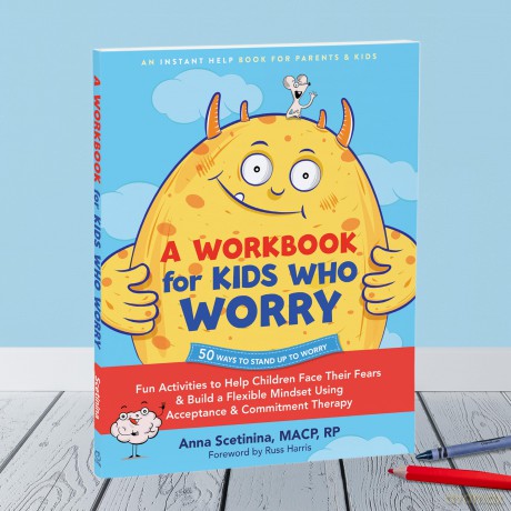 A Workbook for Kids Who Worry: Fun Activities to Help Children Face Their Fears and Build a Flexible Mindset Using Acceptance and Commitment Therapy [KSIĄŻKA]
