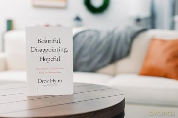Beautiful, Disappointing, Hopeful: How Gratitude, Grief, and Grace Reflect the Christian Story [KSIĄŻKA]