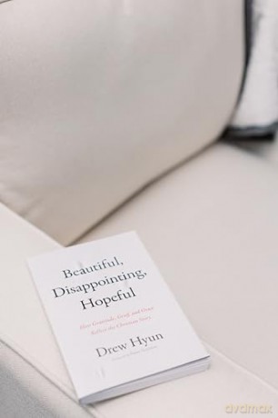 Beautiful, Disappointing, Hopeful: How Gratitude, Grief, and Grace Reflect the Christian Story [KSIĄŻKA]