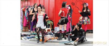 Brick Lane in London: All the World's a Stage: Street Photography by David and Sonya Newell-Smith [KSIĄŻKA]