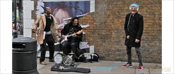 Brick Lane in London: All the World's a Stage: Street Photography by David and Sonya Newell-Smith [KSIĄŻKA]