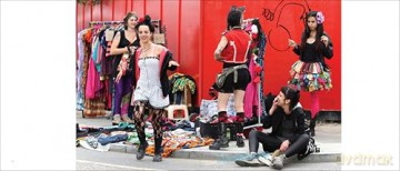 Brick Lane in London: All the World's a Stage: Street Photography by David and Sonya Newell-Smith [KSIĄŻKA]