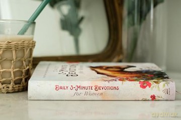 Daily 3-Minute Devotions for Women: Everyday Encouragement and Inspiration [KSIĄŻKA]