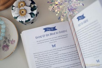 Daily Devotions and Prayers for Courageous Girls [KSIĄŻKA]