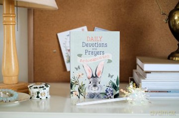 Daily Devotions and Prayers for Courageous Girls [KSIĄŻKA]