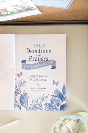 Daily Devotions and Prayers for Courageous Girls [KSIĄŻKA]
