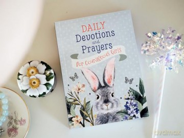 Daily Devotions and Prayers for Courageous Girls [KSIĄŻKA]
