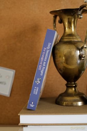 Daily Devotions and Prayers for Courageous Girls [KSIĄŻKA]
