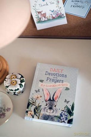 Daily Devotions and Prayers for Courageous Girls [KSIĄŻKA]