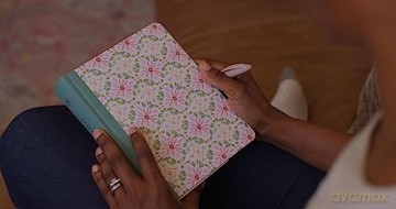ESV Single Column Journaling Bible, Artist Series: Esv Single Column Journaling Bible, Artist Series - Lulie Wallace, Penelope [KSIĄŻKA]