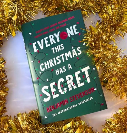 Everyone This Christmas Has A Secret: From the internationally bestselling author of Everyone In My Family Has Killed Someone [KSIĄŻKA]