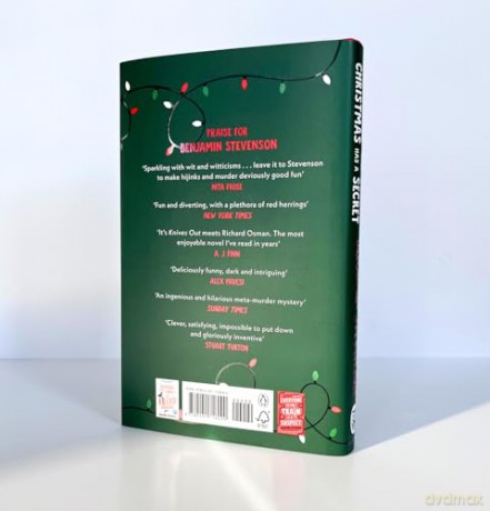 Everyone This Christmas Has A Secret: From the internationally bestselling author of Everyone In My Family Has Killed Someone [KSIĄŻKA]