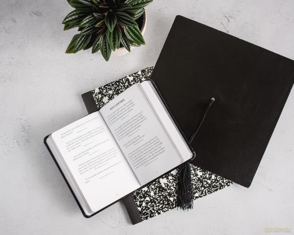 God's Promises for Graduates: Class of 2025 - Black NIV: New International Version [KSIĄŻKA]