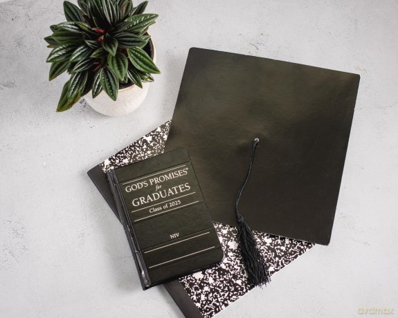 God's Promises for Graduates: Class of 2025 - Black NIV: New International Version [KSIĄŻKA]