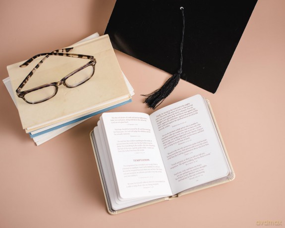 God's Promises for Graduates: Class of 2025 - Gold NIV: New International Version [KSIĄŻKA]