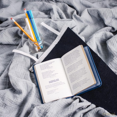 God's Promises for Graduates: Class of 2025 - Navy NKJV: New King James Version [KSIĄŻKA]