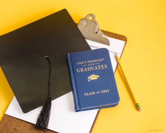 God's Promises for Graduates: Class of 2025 - Navy NKJV: New King James Version [KSIĄŻKA]