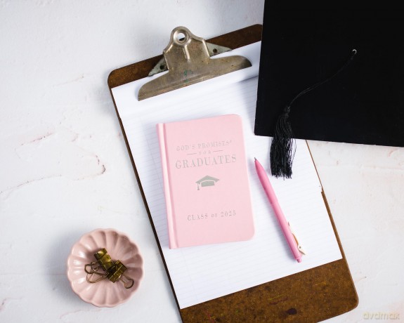 God's Promises for Graduates: Class of 2025 - Pink NKJV: New King James Version [KSIĄŻKA]
