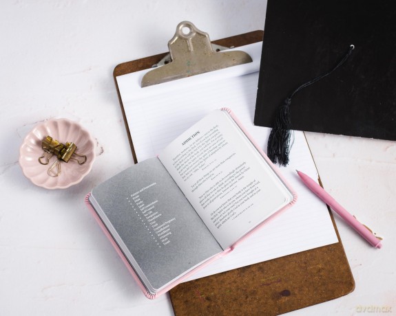 God's Promises for Graduates: Class of 2025 - Pink NKJV: New King James Version [KSIĄŻKA]
