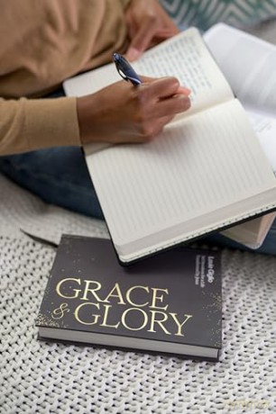 Grace and Glory: 365 Devotions for a Life Transformed by Jesus [KSIĄŻKA]