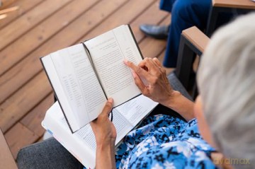 Grace and Glory: 365 Devotions for a Life Transformed by Jesus [KSIĄŻKA]
