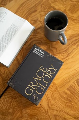 Grace and Glory: 365 Devotions for a Life Transformed by Jesus [KSIĄŻKA]