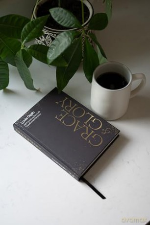 Grace and Glory: 365 Devotions for a Life Transformed by Jesus [KSIĄŻKA]