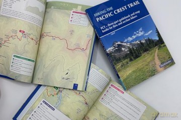 Hiking the Pacific Crest Trail: PCT - three-part guidebook and map books for thru and section hikers [KSIĄŻKA]