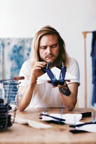 Indigo: An inspiring handbook for mastering the art of natural indigo dye and textile crafts [KSIĄŻKA]